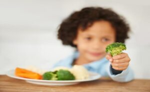 Crece la diabetes en jóvenes y niños; alertan sobre malos hábitos alimenticios.