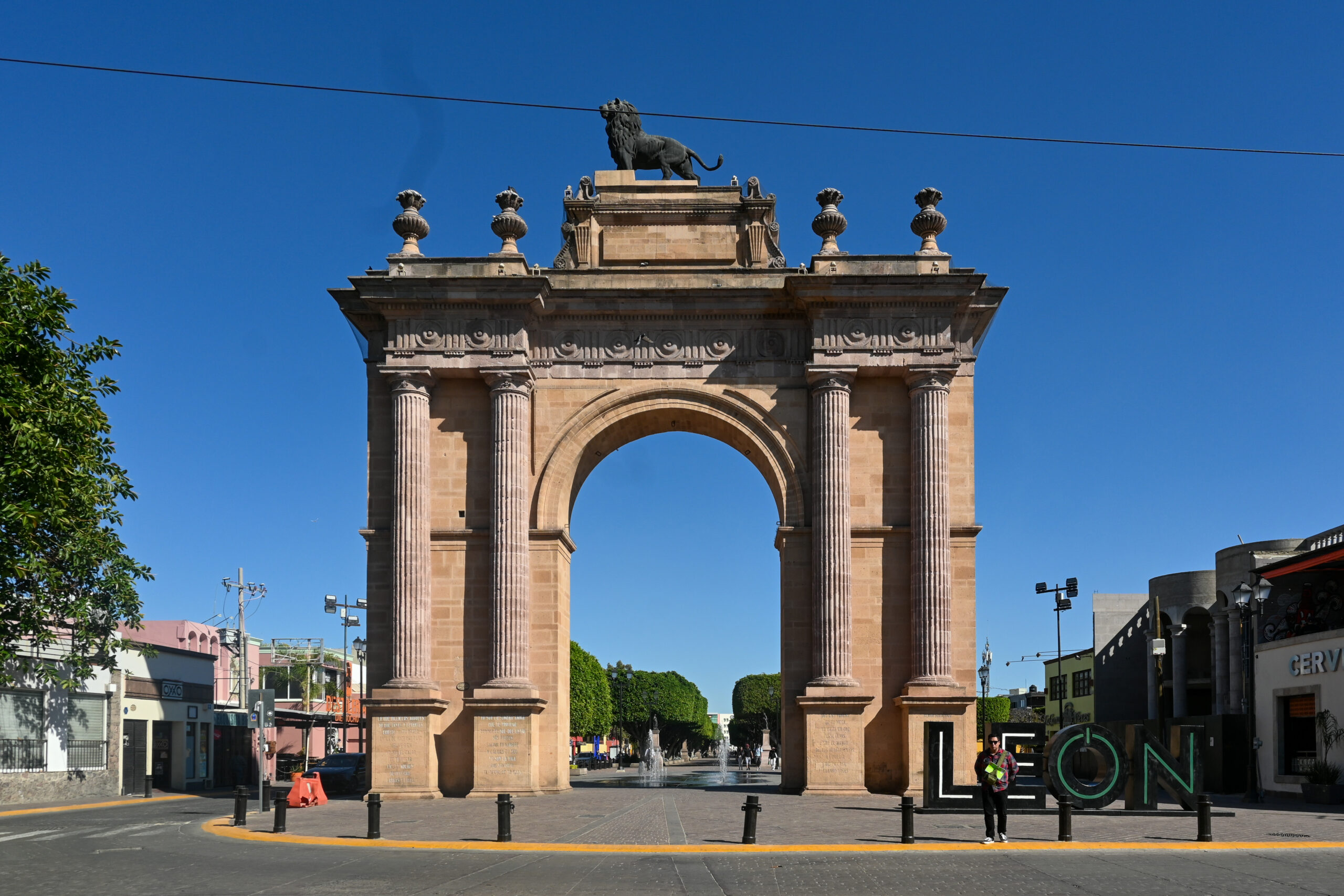 Arco_de_la_Calzada,_León,_Guanajuato_-_3