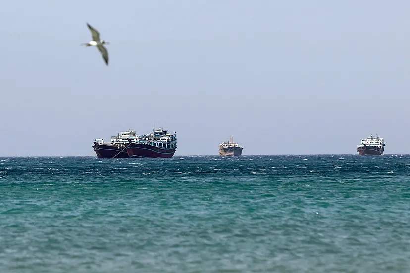 Irán cierra estrecho de Ormuz al petróleo y amenaza con incendiar buques
