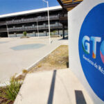 Refuerzan escuelas de León con ventiladores ante altas temperaturas.