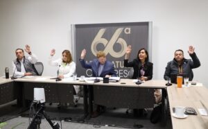 Aprueban en comisiones crear el Premio Estatal a la Comunidad Migrante.