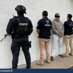 Caen policías estatales de Guanajuato; los acusan de entregar a trailero a extorsionadores.