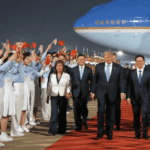 Trump inicia visita clave a China en medio de tensiones comerciales y geopolíticas.