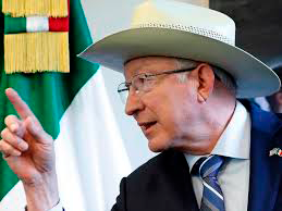 Expertos minimizan impacto de libro de Ken Salazar y lo atribuyen a ajustes de cuentas políticos