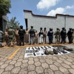 Capturan a presunto líder criminal y a nueve integrantes tras operativo interestatal.