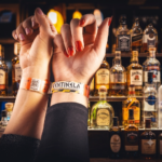 PVEM insiste en implementar pulseras centinela para detectar alcohol adulterado.