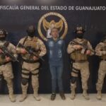 Cae grupo criminal en Guanajuato: detienen a 19 personas y aseguran arsenal con armas con acabados en color dorado.