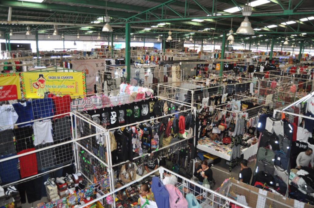 Regreso a clases aún no reactiva ventas en tianguis; comerciantes esperan repunte durante la semana.