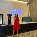 El Lienzo del Silencio Compartido: “La Ventana hacia la Esperanza” de Elisa Farías Mendoza.